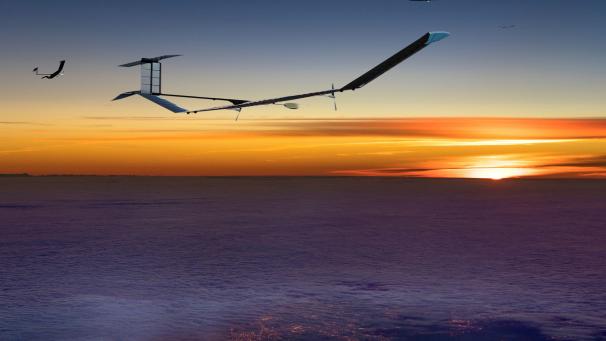 Le groupe aéronautique Airbus présentait ainsi fièrement son Zephyr, un drone solaire destiné à évoluer dans la stratosphère (à 18km d’altitude), c’est-à-dire au-dessus du trafic aérien et des phénomènes météo.