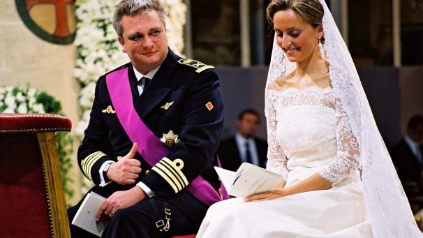 Leur mariage le 12 avril 2003 a rendu le prince Laurent et la princesse Claire extrêmement populaires… avant une descente aux enfers médiatique.