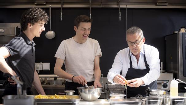 Dans un épisode précédent des « Orages de la vie », Christophe Dechavanne avait rencontré le jeune chef belge Mallory Gabsi, ancien participant de « Top Chef ».