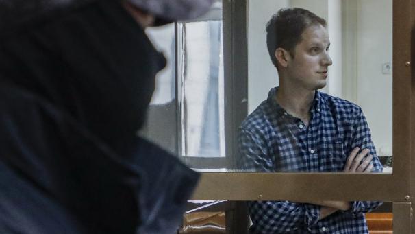Evan Gershkovich devant un tribunal de Moscou.