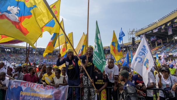Le 29 avril, rassemblée autour de la candidature du président sortant, l’Union sacrée de la nation (USN) a voulu montrer sa force dans un haut lieu de la vie politique de Kinshasa, le stade des Martyrs. La foule a afflué et le stade affichait complet.