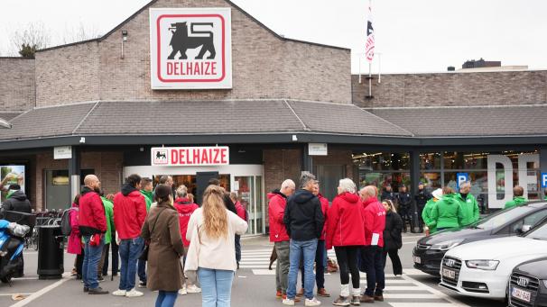 Depuis mardi, une interdiction des piquets de grève est en vigueur pour tous les magasins et centres de distribution Delhaize en Belgique.
