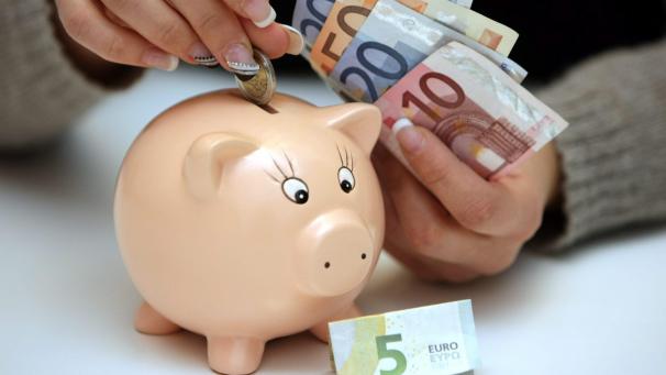 « Il semble que les banques belges peuvent supporter une hausse de 0,5 à 1,25 du taux minimum à payer sur les comptes d’épargne réglementés », explique Eric Dor.