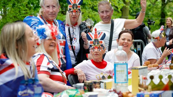 Des Anglais célébrant le couronnement lors du « Big Lunch », à Regent’s Park, à Londres.