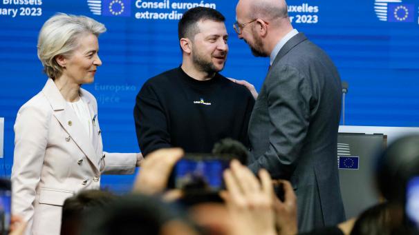 Le président du Conseil européen Charles Michel, la présidente de la Commission européenne Ursula von der Leyen et le président ukrainien Volodymyr Zelensky à Bruxelles, le 9 février 2023. 