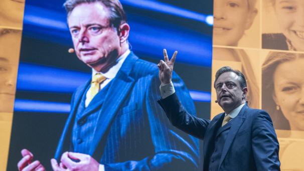 Alors qu’il annonçait samedi que la campagne électorale serait uniquement centrée sur le socio-économique, il n’a pas fallu longtemps à Bart De Wever pour remettre l’institutionnel sur le tapis.
