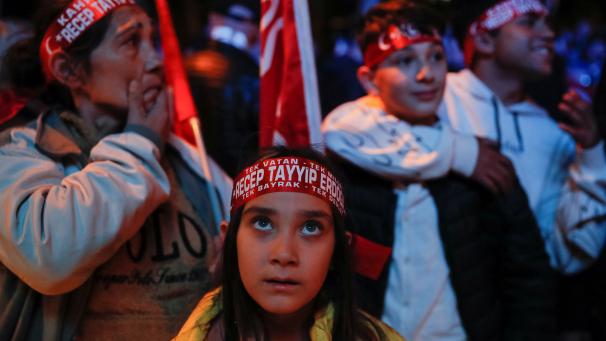 Des soutiens du président sortant Recep Tayyip Erdogan suivent anxieusement l’évolution des résultats à Ankara ce dimanche soir.