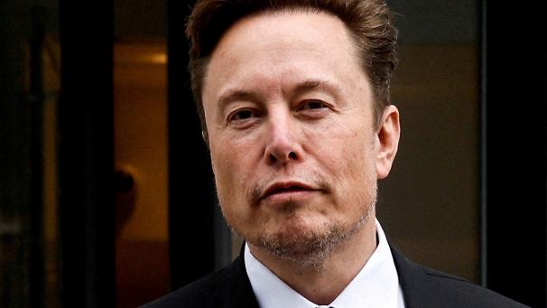 Le PDG de Tesla, Elon Musk, et sa garde rapprochée quittent le bureau local de l’entreprise à Washington, aux États-Unis, le 27 janvier 2023. 