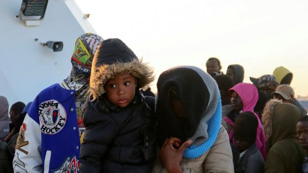 Fin avril, un enfant et sa maman descendent du bateau des gardes-côtes tunisiens au port de Sfax, après avoir été interpellés en mer Méditerranée alors qu’ils tentaient de rejoindre l’Italie.