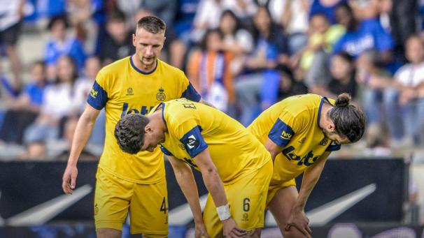 GENK, BELGIUM - MAY 21 : players of Genk looks dejected after the Jupiler Pro League Champions Play-off match between KRC Genk and Royal Union Saint-Gilloise on May 21, 2023 in Genk, Belgium, 21/05/2023 ( Photo by Sebastien Smets / Photo News