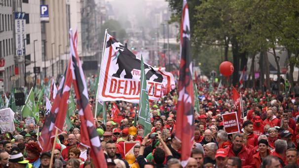 Ce sont 25.000 personnes, selon les syndicats, qui ont défilé dans la capitale ce lundi, notamment pour faire pression sur la direction des supermarchés Delhaize.
