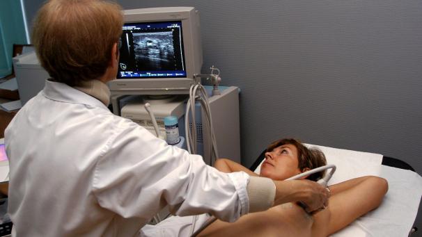 Depistage du cancer du sein chez une femme dans un cabinet de radiologie a Nantes: examen echographique en complement d