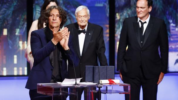 Le réalisateur Jonathan Glazer reçoit le Grand Prix pour le film «The Zone of Interest» lors de la cérémonie de clôture du 76ème Festival de Cannes à Cannes, France, le 27 mai 2023.