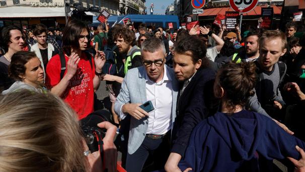 Des militants du climat ont mené des tentatives de blocage, le 26 mai, lors de l’assemblée générale de TotalEnergies, à Paris. Ici, un actionnaire tente de se frayer un chemin.