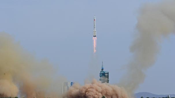 Une fusée porteuse Longue Marche-2F, transportant le vaisseau spatial Shenzhou-16 et trois astronautes, décolle de la zone de lancement du Centre de lancement de satellites de Jiuquan pour une mission avec équipage vers la station spatiale chinoise Tiangong, près de Jiuquan, dans la province de Gansu, en Chine, le 30 mai 2023.