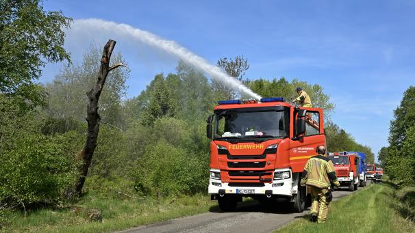 Assistés par des collègues allemands, soutenus par la Protection civile et un hélicoptère de la police fédérale, les pompiers belges sont venus à bout du feu mardi après-midi.