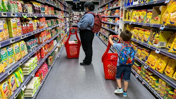 Sous l’effet de l’inflation, les Belges réduisent la taille de leur caddie… mais se rendent plus souvent en magasins, montre le bureau d’études GfK.
