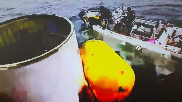 L’armée sud-coréenne a publié des images des débris du satellite et de son lanceur qu’elle a annoncé avoir repêché en mer Jaune