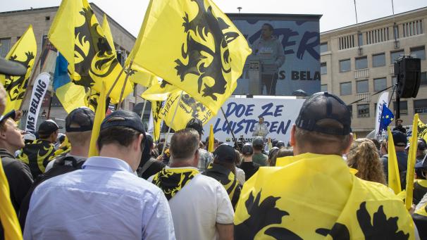 Le président du Vlaams Belang, Tom Van Grieken, prononce un discours lors d’un meeting du parti d’extrême droite, le lundi 29 mai 2023 à Bruxelles.