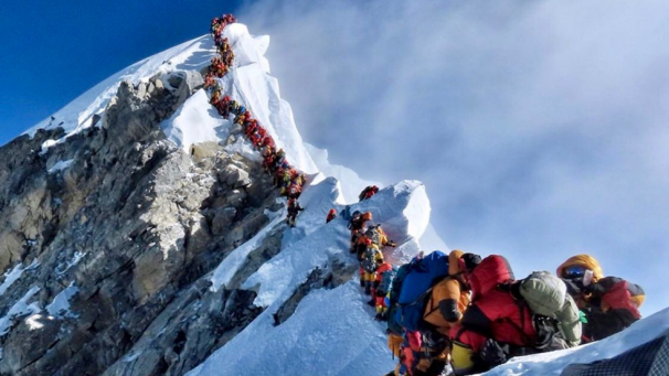 En 2019, quatre décès ont été directement imputés à la surfréquentation de l’Everest, dont les images de files hallucinantes avaient fait le tour du monde.