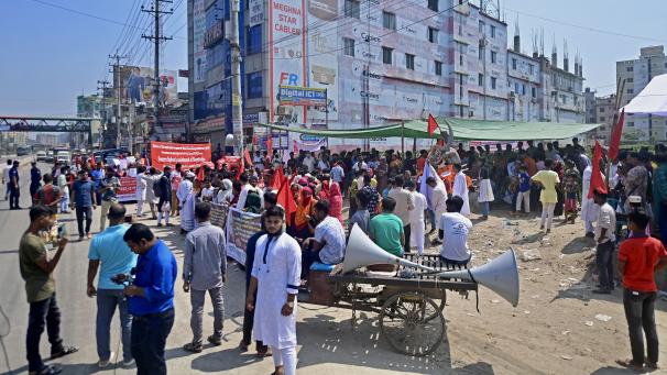 Ce vote européen intervient dix ans après l’effondrement de l’usine textile Rana Plaza au Bangladesh, commémoré le 24 avril dernier sur le lieu du drame par des centaines de victimes réclamant justice.