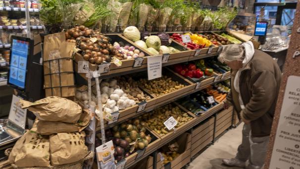 Tant dans les supermarchés traditionnels que dans les magasins spécialisés, les fruits et légumes bios (et bien d’autres produits), réputés plus chers, connaissent un retour en grâce auprès des clients.