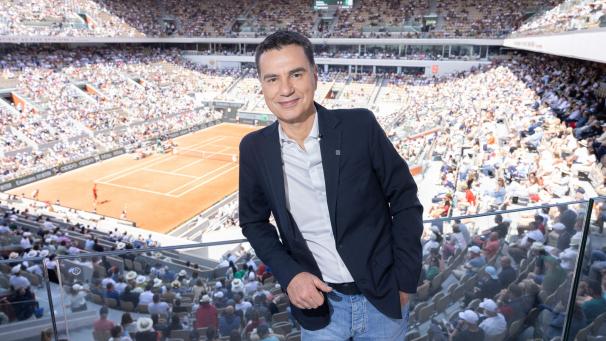 Laurent Luyat, journaliste sportif pour «France Télévisions», à Roland Garros (2023) - Belga Image