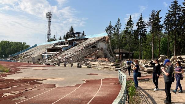 Le stade de Tchernihiv démoli par un bombardement.