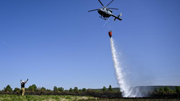 Face aux risques accrus de feux de forêt, tous les services de secours s’accordent à dire que la Belgique doit acquérir plusieurs hélicoptères bombardiers d’eau.
