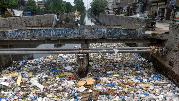 Les déchets abandonnés dans la nature, ici à Lahore au Pakistan, finissent par devenir des microplastiques que l’on retrouve alors partout.