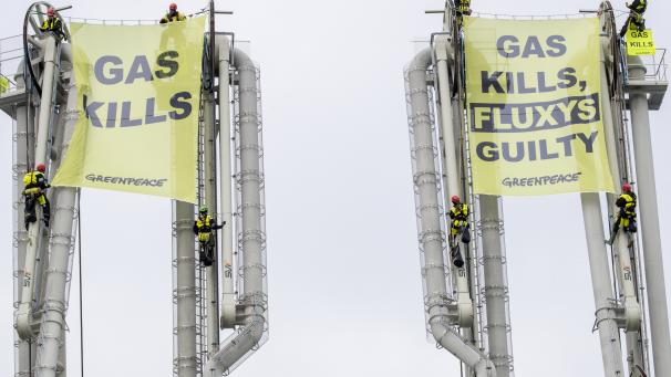 Suite à une action pacifique menée par Greenpeace Belgique le samedi 29 avril, dans le port de Zeebruges, plus particulièrement dans le terminal méthanier de Fluxys, 14 activistes ont été arrêtés à l’issue de leur libération, survenue après 48 heures. Ils font l’objet d’une citation à comparaître devant le tribunal de Bruges le 7 juin prochain.