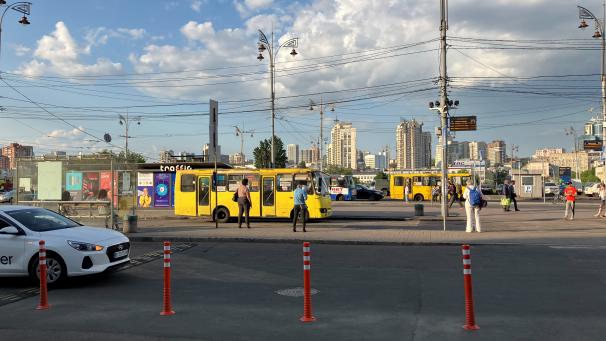 La vie continue à Kiev, comme ici, devant la gare centrale.