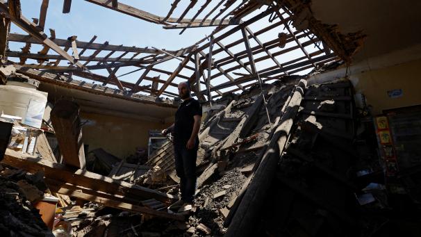Un magasin détruit près de Dontesk, contrôlée par les Russes. Comment parler des dommages infligés aux troupes de Poutine?