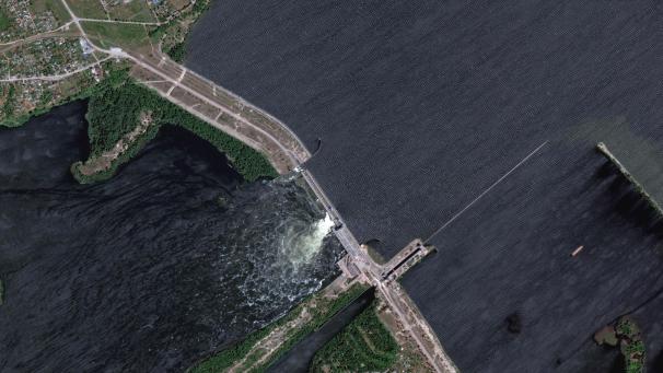 Cette image satellite prise par Maxar Technologies montre une vue d’ensemble du barrage de Nova Khakovka dans le sud de l’Ukraine, le 5 juin 2023. Le président ukrainien Volodymyr Zelensky réunira d’urgence son Conseil de sécurité le 6 juin 2023 après l’explosion du barrage hydroélectrique de Kakhovka, dans le sud du pays, a déclaré un haut conseiller.