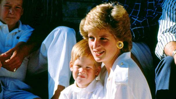 La princesse Diana et son fils, le prince Harry, sur les marches de la villa du roi Juan Carlos d