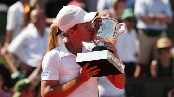 Le tout premier trophée à Roland-Garros de Justine. Elle y ajoutera ceux de 2005, 2006 et 2007!