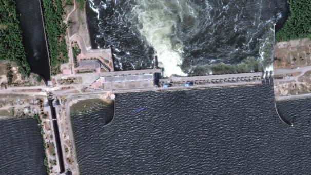 Une image satellite montre une vue rapprochée du barrage et de la centrale hydroélectrique de Nova Kakhovka, en Ukraine, sur cette photo obtenue par Reuters le 6 juin 2023. 