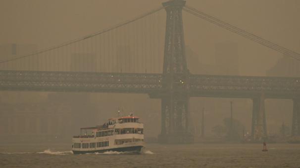 Une épaisse fumée enveloppe tout New York.