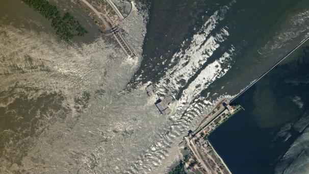Image satellite montrant le barrage de Nova Kakhovka après avoir été détruit, dans la nuit de lundi à mardi.