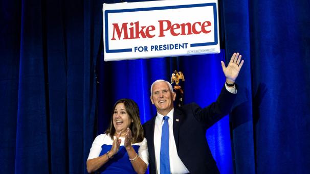 Mike Pence et son épouse Karen ont lancé officiellement la campagne de l’ex-vice-président à Des Moines, dans l’Iowa.