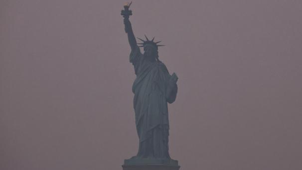La Statue de la Liberté est couverte de fumée, le 7 juin 2023.