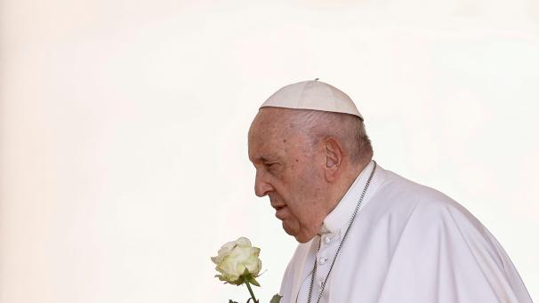 Le pape François assiste à l’audience générale hebdomadaire le jour où il doit subir une opération abdominale, sur la place Saint-Pierre au Vatican, le 7 juin 2023.