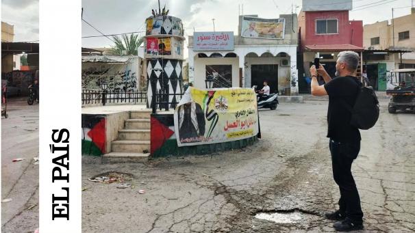 Dagoberto Rodriguez s’émerveille devant une fontaine décorée de drapeaux palestiniens et d’affiches sur les derniers martyrs des incursions israéliennes.