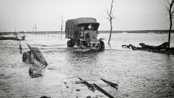 1914-1918. Inondation de la plaine de l’Yser.