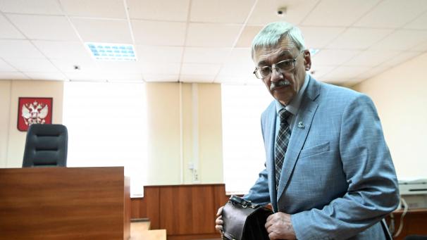 Oleg Orlov a peu de doute sur l’issue judiciaire : il sera condamné et, comme tant d’autres figures ou simples citoyens, il risque une lourde peine de prison.