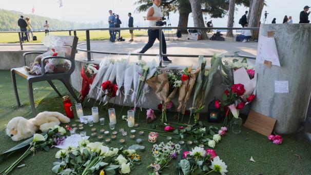 Près du lac d’Annecy, de nombreuses personnes se sont recueillies sur les lieux de l’attaque qui a blessé six personnes, dont quatre enfants.