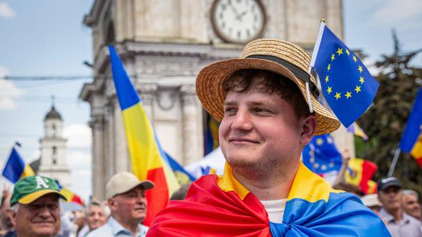 Fiers d’associer leurs couleurs rouge-jaune-bleu au drapeau étoilé: 80.000 manifestants pro-européens ont répondu à l’appel de la présidente Sandu à confirmer l’orientation européenne de la Moldavie le 21 mai dernier.