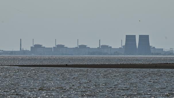 Le plus grand site nucléaire d’Europe puise directement dans le lac de retenue formé par le Dniepr en amont de Kakhovka, l’eau nécessaire au refroidissement de ses six réacteurs et des piscines contenant le combustible usagé.