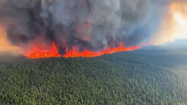 Cette image du 8 juin 2023, tirée d’une vidéo du British Columbia Wildfire Service, montre une vue aérienne de l’incendie de forêt de West Kiskatinaw River, situé à 10 km à l’est de Tumbler Ridge, au Canada. Des dizaines d’incendies sont toujours en cours dans l’ouest du pays.