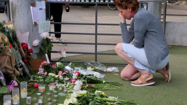 A Annecy, de nombreux passants et proches sont venus déposer fleurs et ballons sur le lieu du drame. Devant un tel choc, impossible pour la classe politique de ne pas réagir…